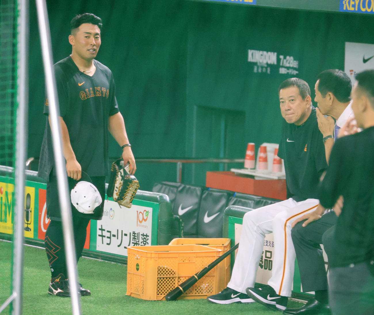 巨人対DeNA 1軍昇格した巨人浅野（左）は原監督（右から2人目）、中畑清氏に笑顔であいさつ（撮影・浅見桂子）