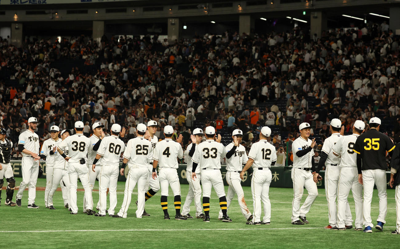 巨人対阪神　巨人に3連勝しタッチしてベンチへ向かう阪神ナイン（撮影・加藤哉）