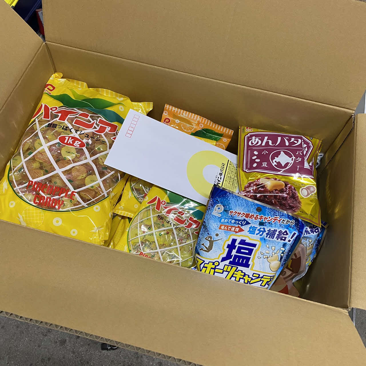 プレゼントで梱包（こんぽう）されたパインアメ1000粒とキャンディー（パイン株式会社提供）