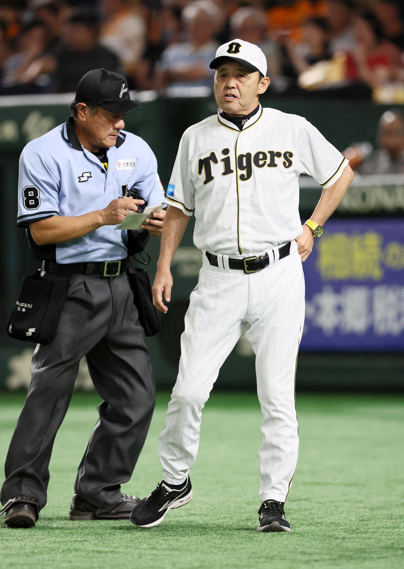 巨人対阪神　8回裏巨人1死一、三塁、選手交代を告げる岡田監督（撮影・加藤哉）
