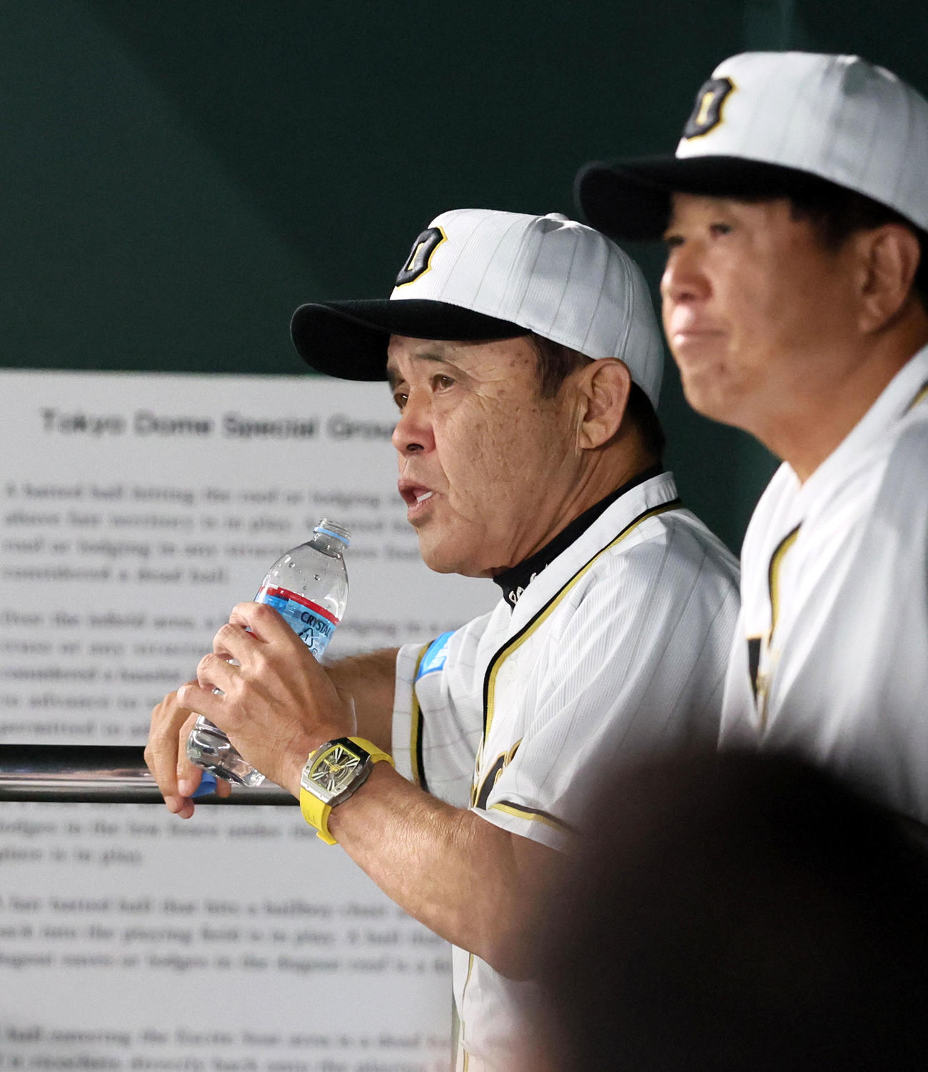 巨人対阪神　4回裏を終えベンチで水分補給する岡田監督（撮影・加藤哉）