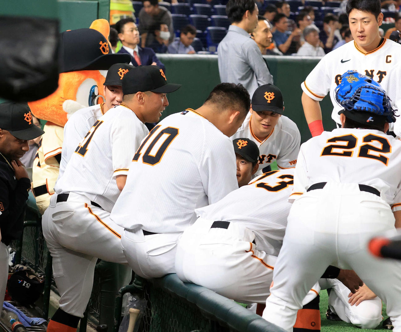 巨人対DeNA　試合前の巨人円陣で声出しする浅野（左）（撮影・浅見桂子）