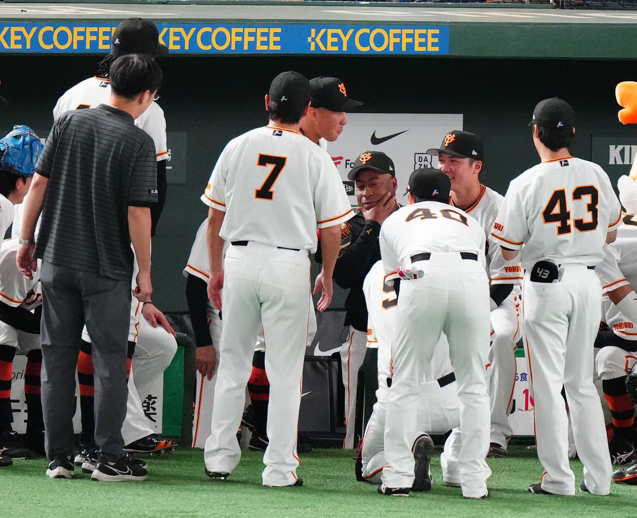 巨人対DeNA　試合前の円陣で声出しする巨人浅野（中央左）（撮影・江口和貴）