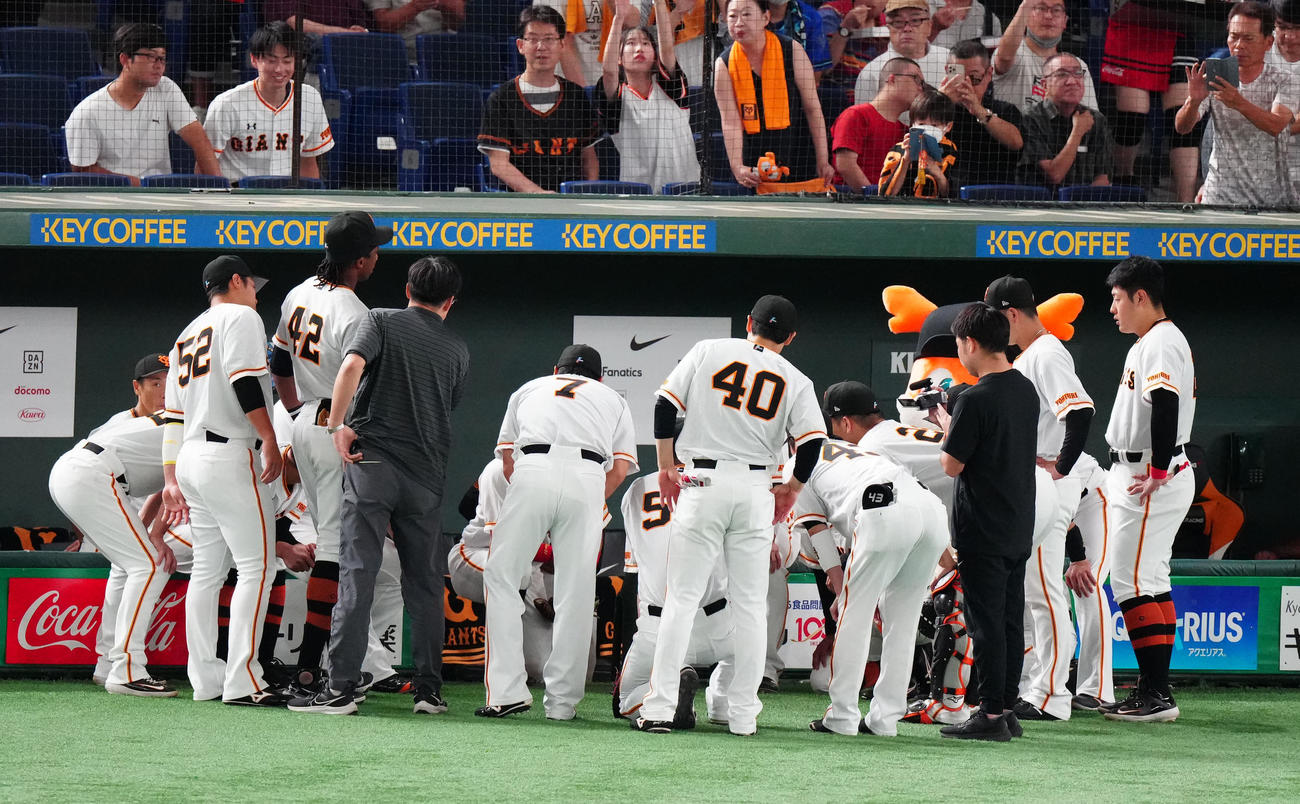 巨人対DeNA　試合前、円陣を組む巨人の選手たち（撮影・江口和貴）