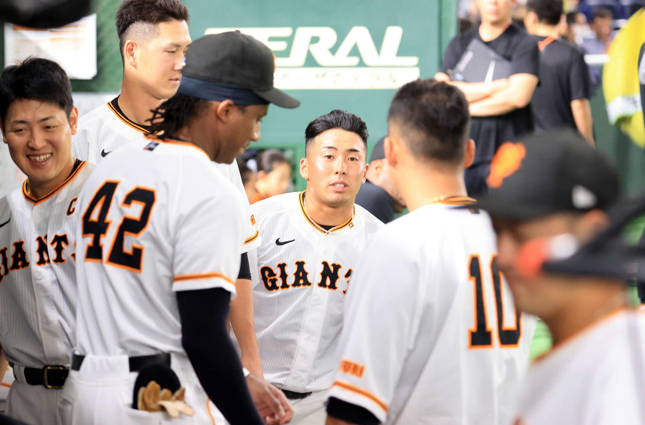 巨人対DeNA　試合前の巨人円陣で声出しを終えたる浅野（中央）は中田翔（手前右）らか声をかけられる（撮影・浅見桂子）