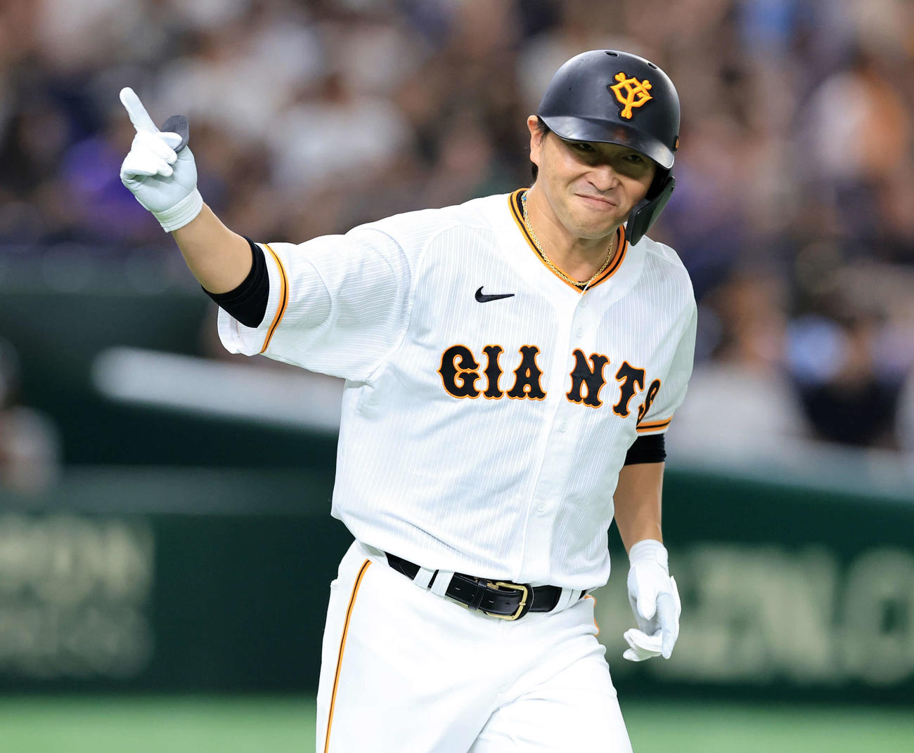 巨人対DeNA 8回裏巨人1死、長野は左越え勝ち越しソロ本塁打を放ち、ベンチを笑顔で指さす（撮影・浅見桂子）