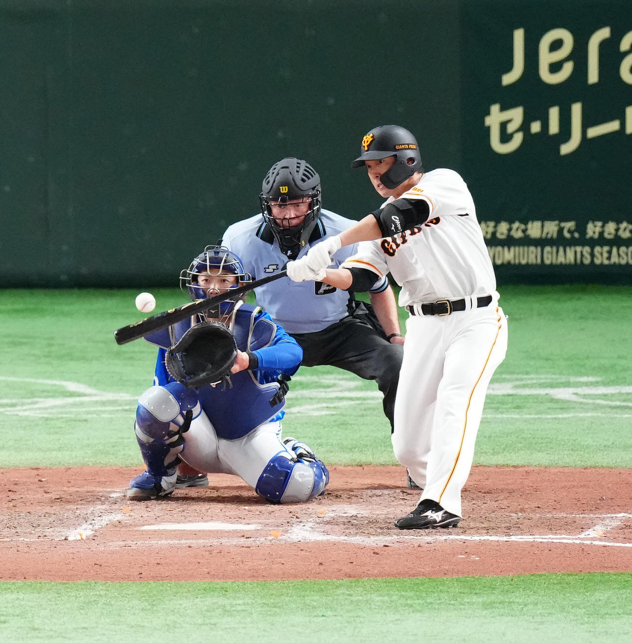 巨人対DeNA 8回裏巨人1死、ソロ本塁打を放つ長野（撮影・江口和貴）