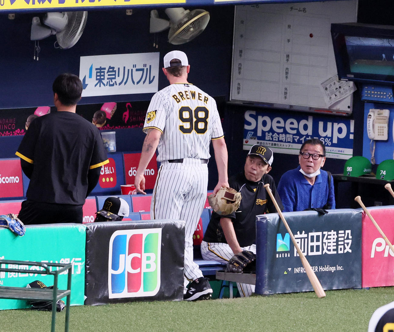 阪神対ヤクルト　ブルペンへ向かうブルワー（左）は岡田監督とあいさつする（撮影・加藤哉）