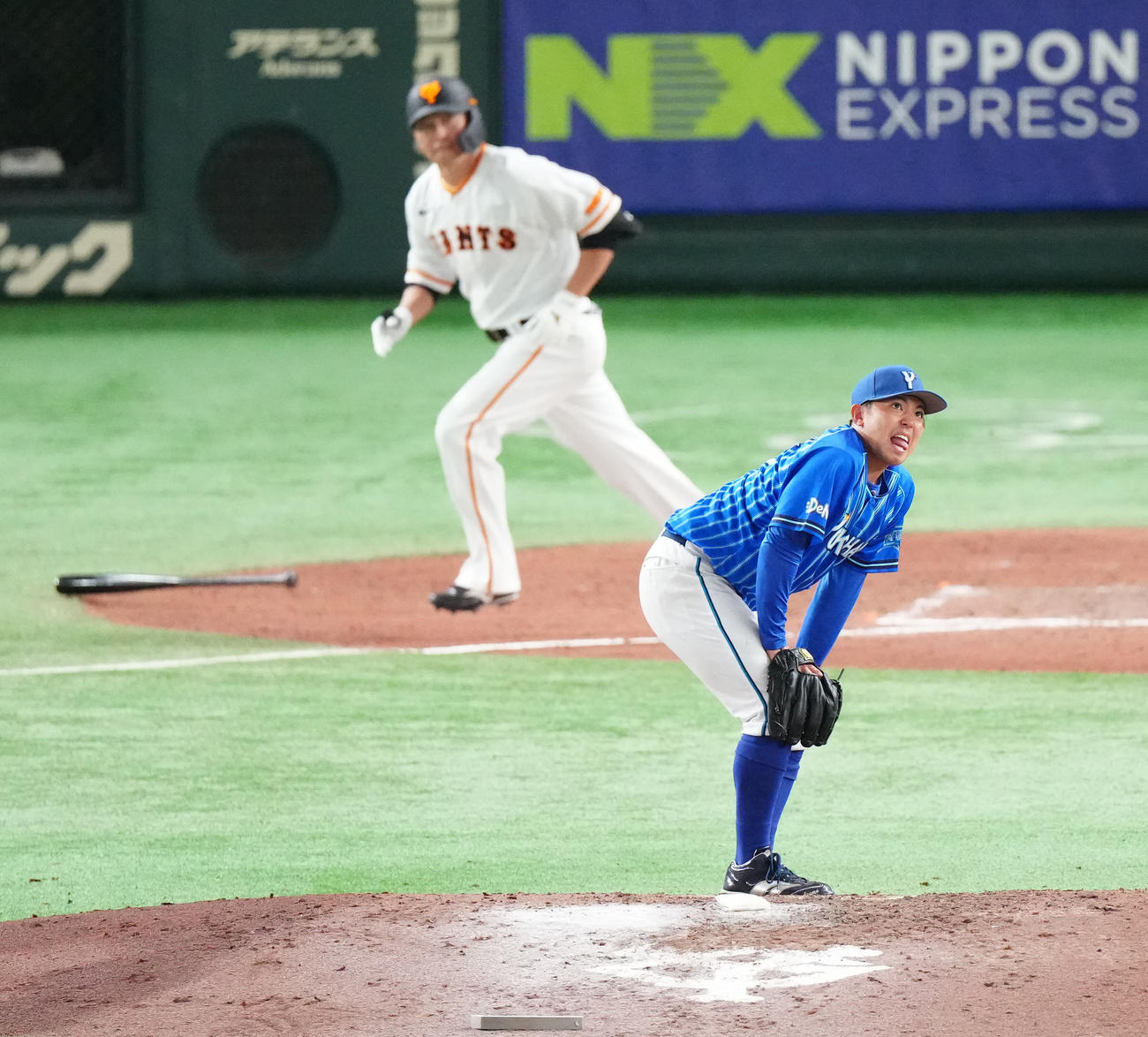 巨人対DeNA 8回裏巨人1死、長野（後方）にソロ本塁打を浴びる東（撮影・江口和貴）