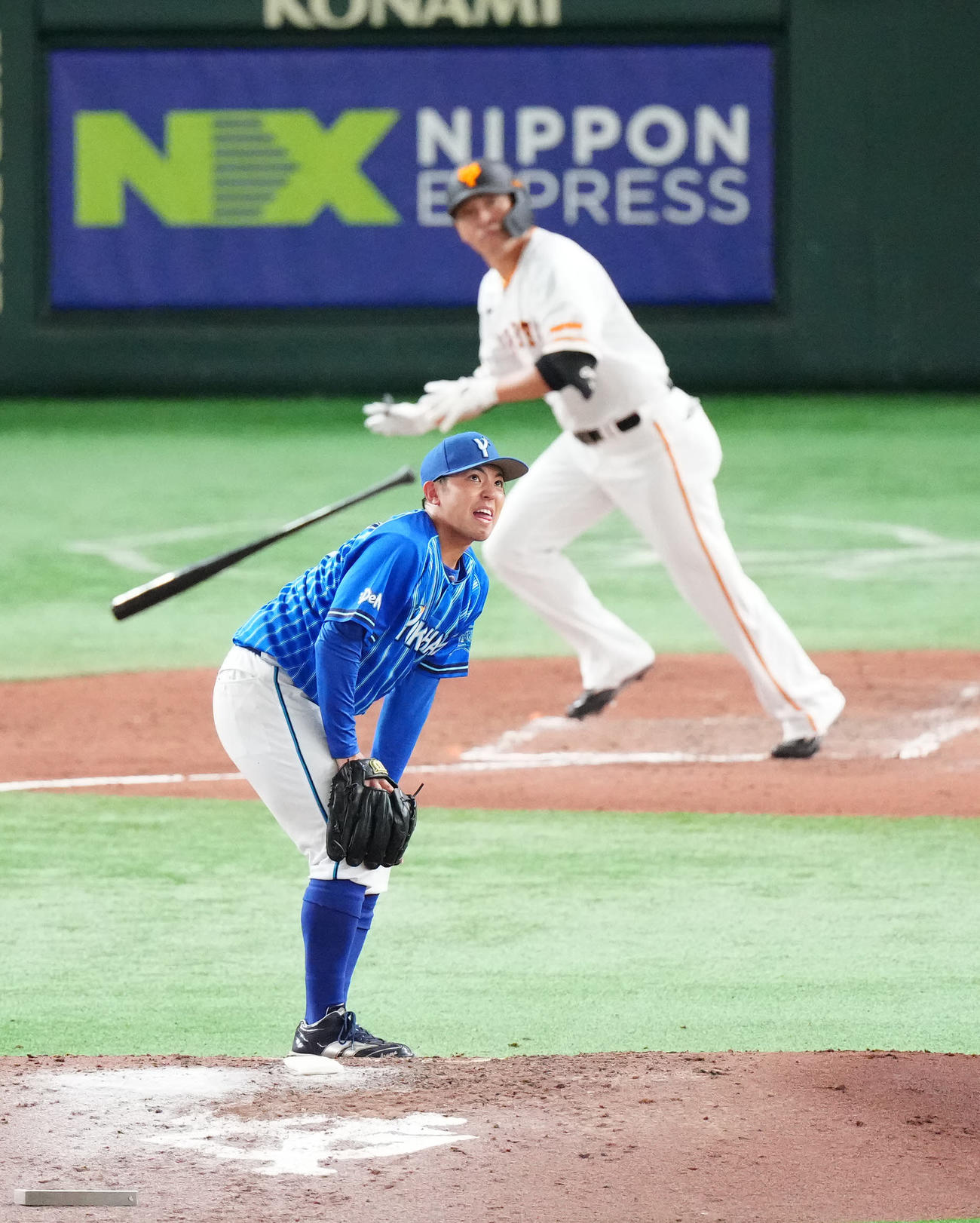 巨人対DeNA 8回裏巨人1死、長野（後方）にソロ本塁打を浴びる東（撮影・江口和貴）