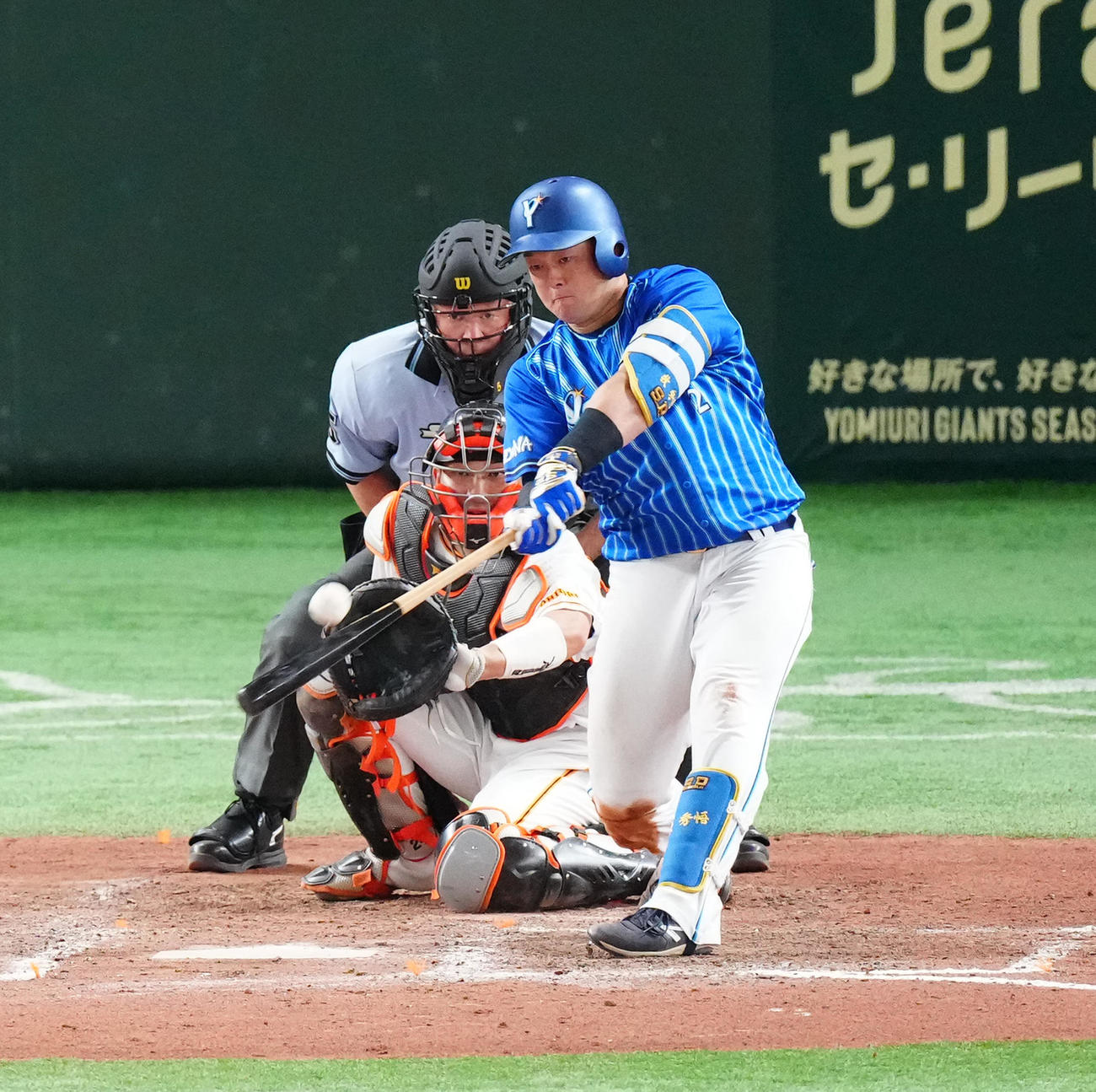 巨人対DeNA 9回表DeNA1死一塁、左越え2点本塁打を放つ牧（撮影・江口和貴）