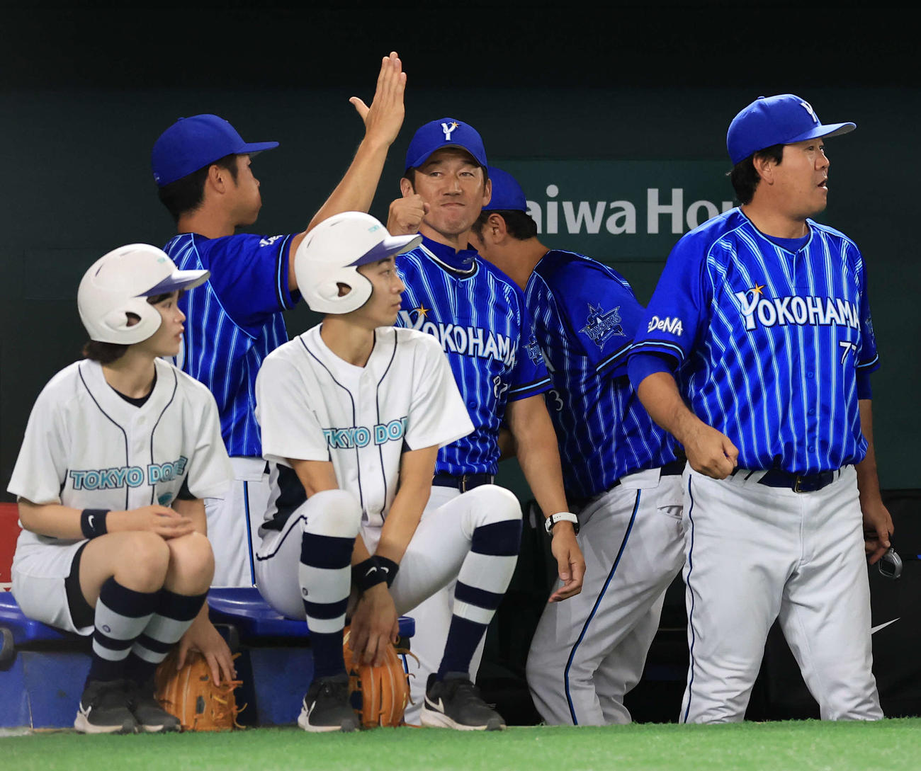 巨人対DeNA 9回表DeNA1死一塁、牧が左越え逆転2点本塁打を放ち、ガッツポーズする三浦監督（中央）（撮影・浅見桂子）