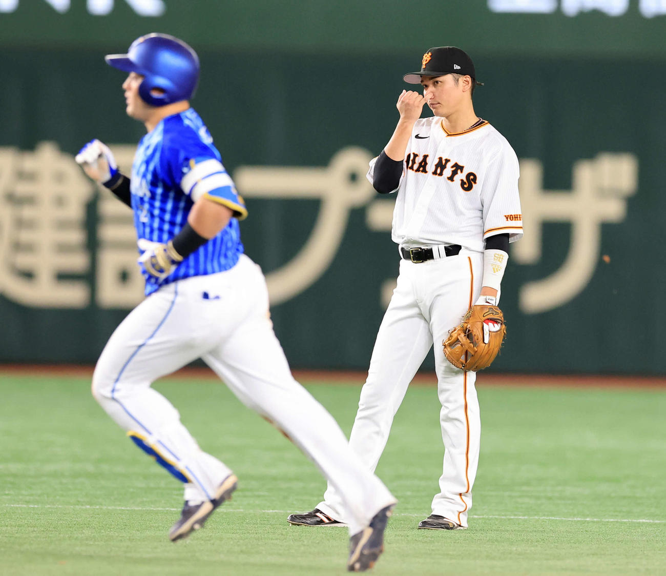 巨人対DeNA 9回表DeNA1死一塁、牧（手前）に左越え逆転2点本塁打を許し、がっくり見つめる坂本（撮影・浅見桂子）