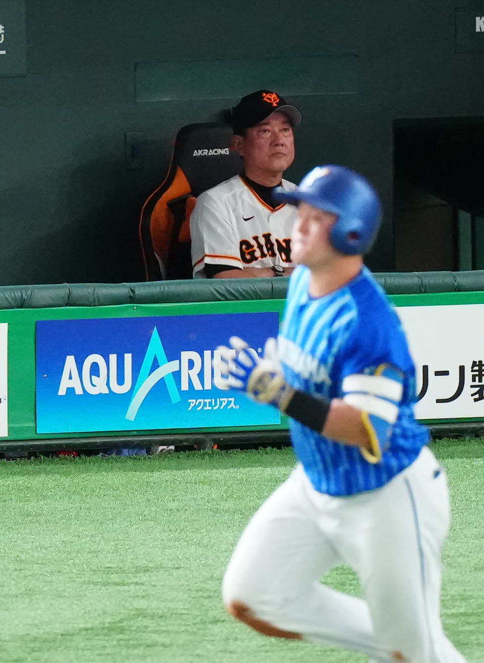 巨人対DeNA 9回表DeNA1死一塁、中川が牧（手前）に2点本塁打を浴び、ベンチで厳しい表情の原監督（撮影・江口和貴）