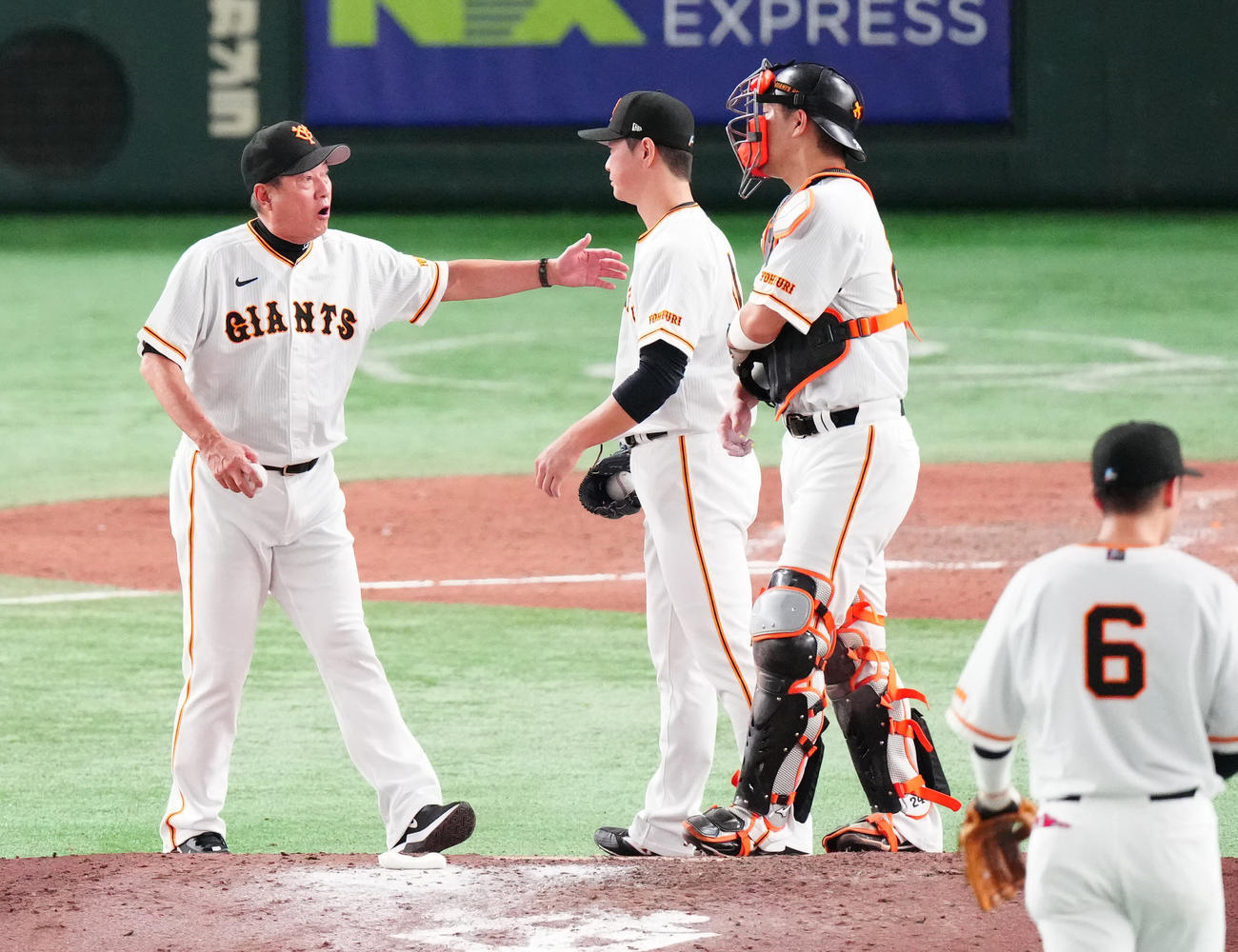 巨人対DeNA 9回表、巨人2番手の中川（中央）の交代でマウンドに上がる原監督（撮影・江口和貴）