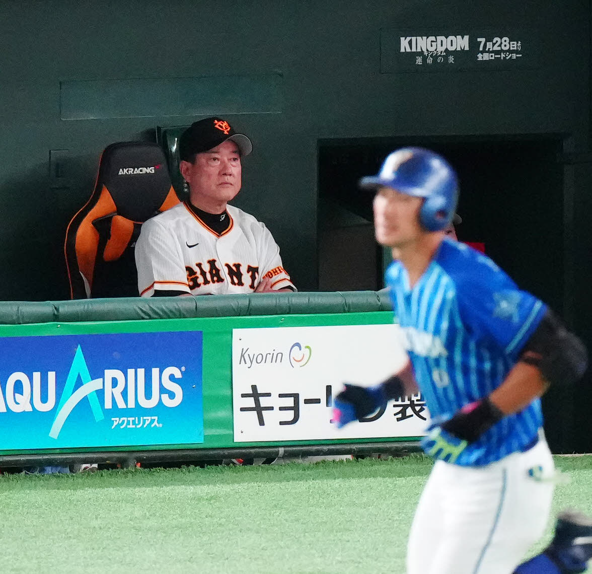 巨人対DeNA 9回表DeNA2死、菊地が大田（手前）にソロ本塁打を浴び、ベンチで厳しい表情の原監督（撮影・江口和貴）
