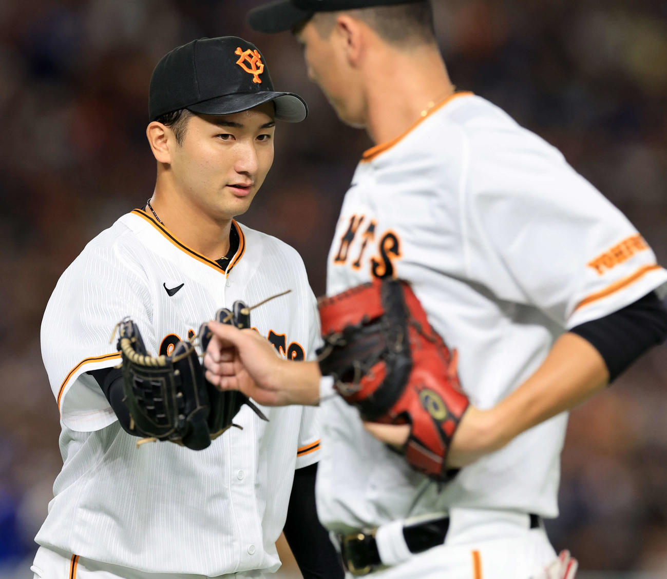巨人対DeNA 3回表DeNAの攻撃を抑えた横川（左）は秋広とグータッチ（撮影・浅見桂子）