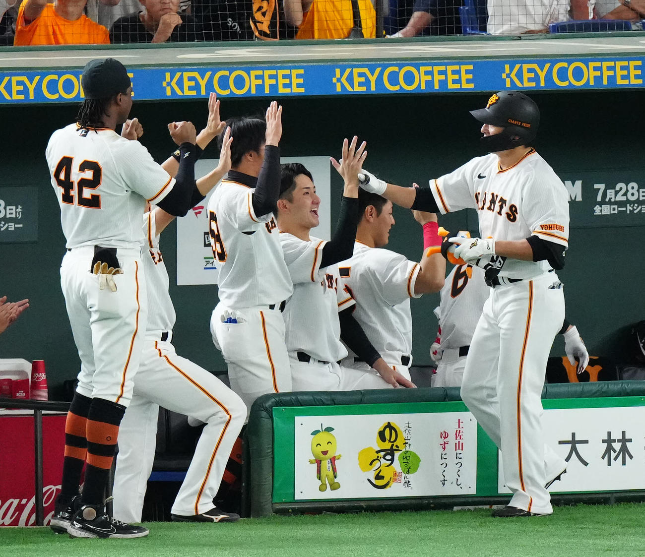 巨人対DeNA 8回裏巨人1死、ソロ本塁打を放ち、横川（中央）とタッチを交わす長野（撮影・江口和貴）