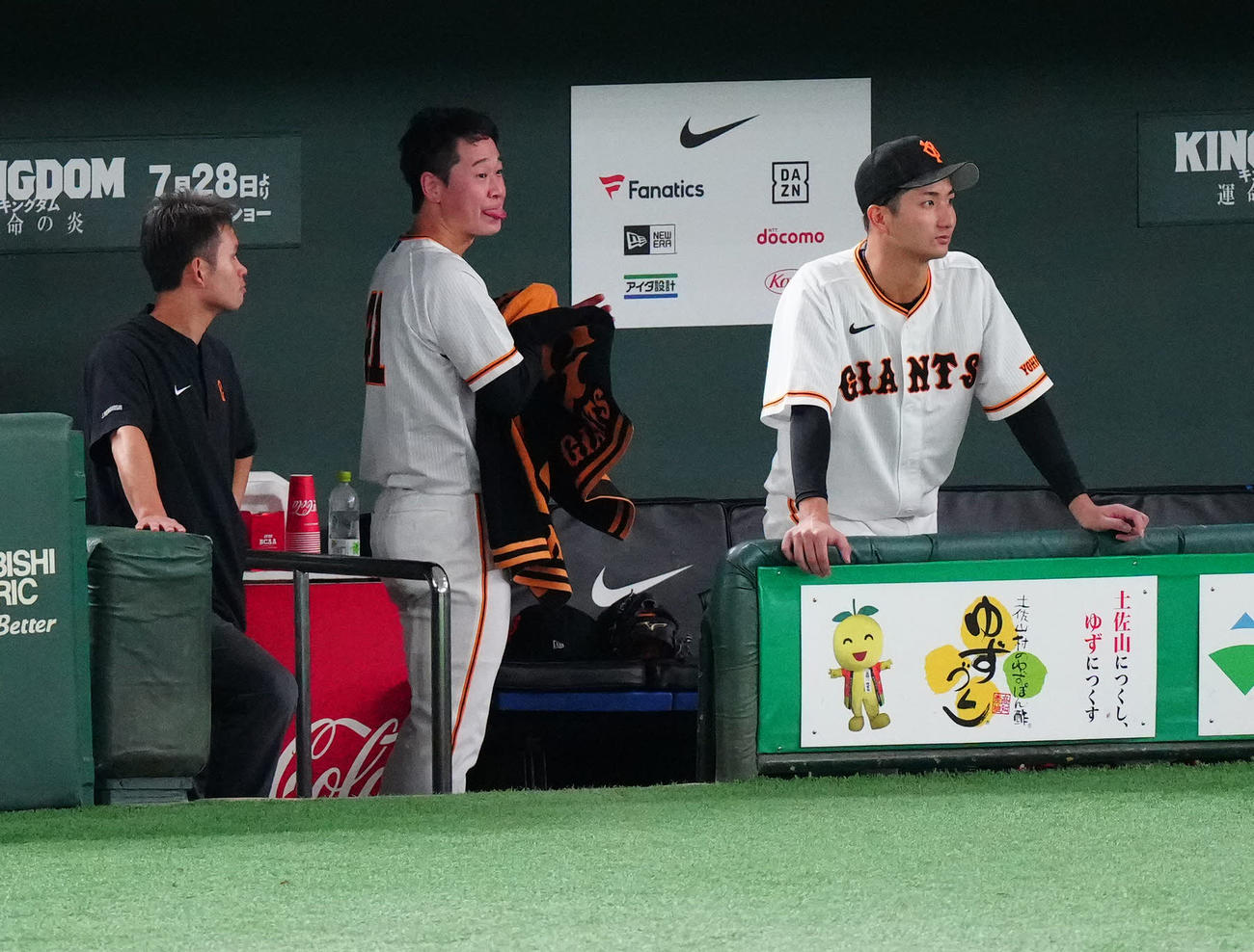 巨人対DeNA 9回表途中、交代しベンチで舌を出す巨人2番手の中川（中央）。右は先発の横川（撮影・江口和貴）