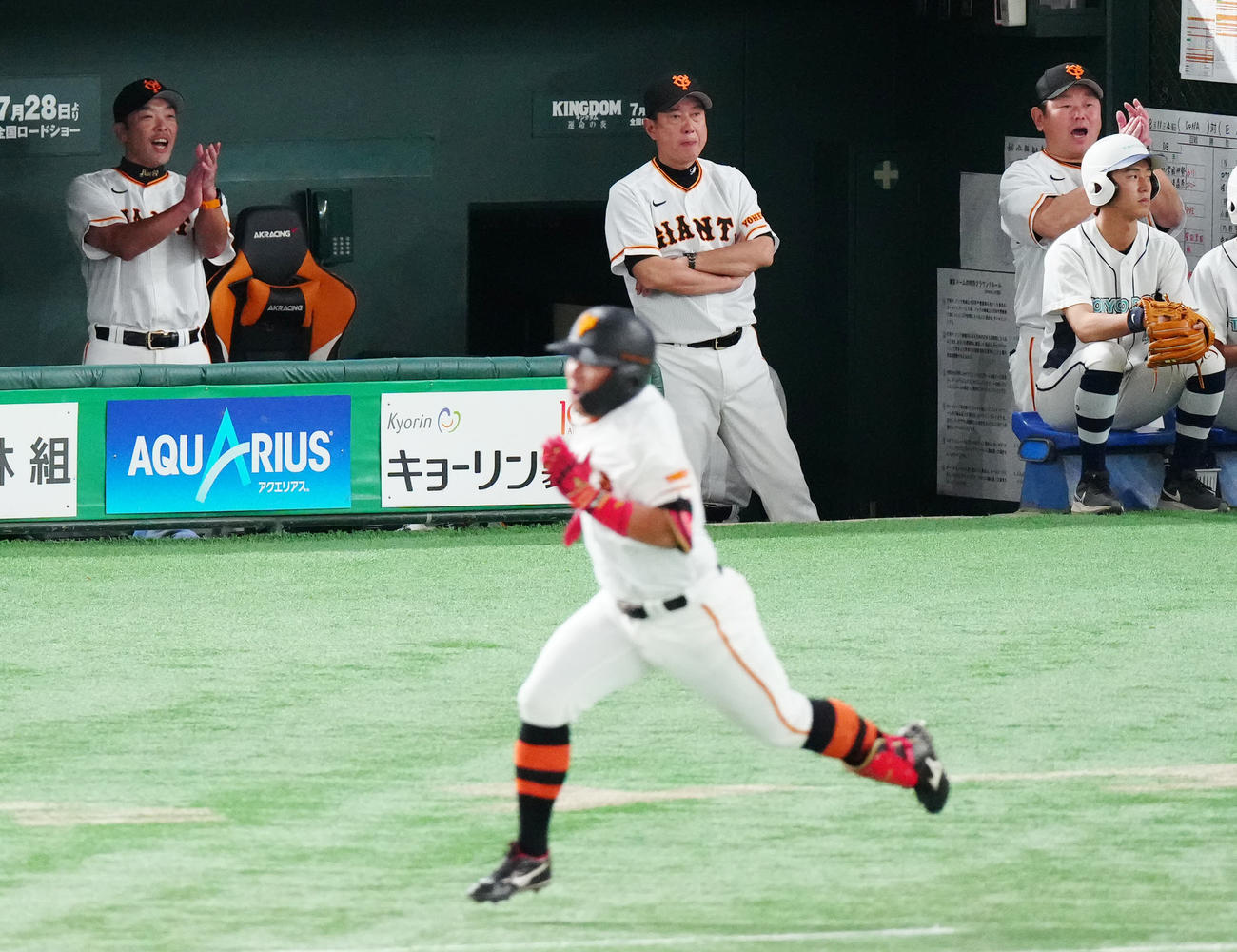 巨人対DeNA 5回裏巨人1死一塁、浅野（手前）が左前打でプロ初安打とし、ベンチから見つめる原監督（中央）（撮影・江口和貴）