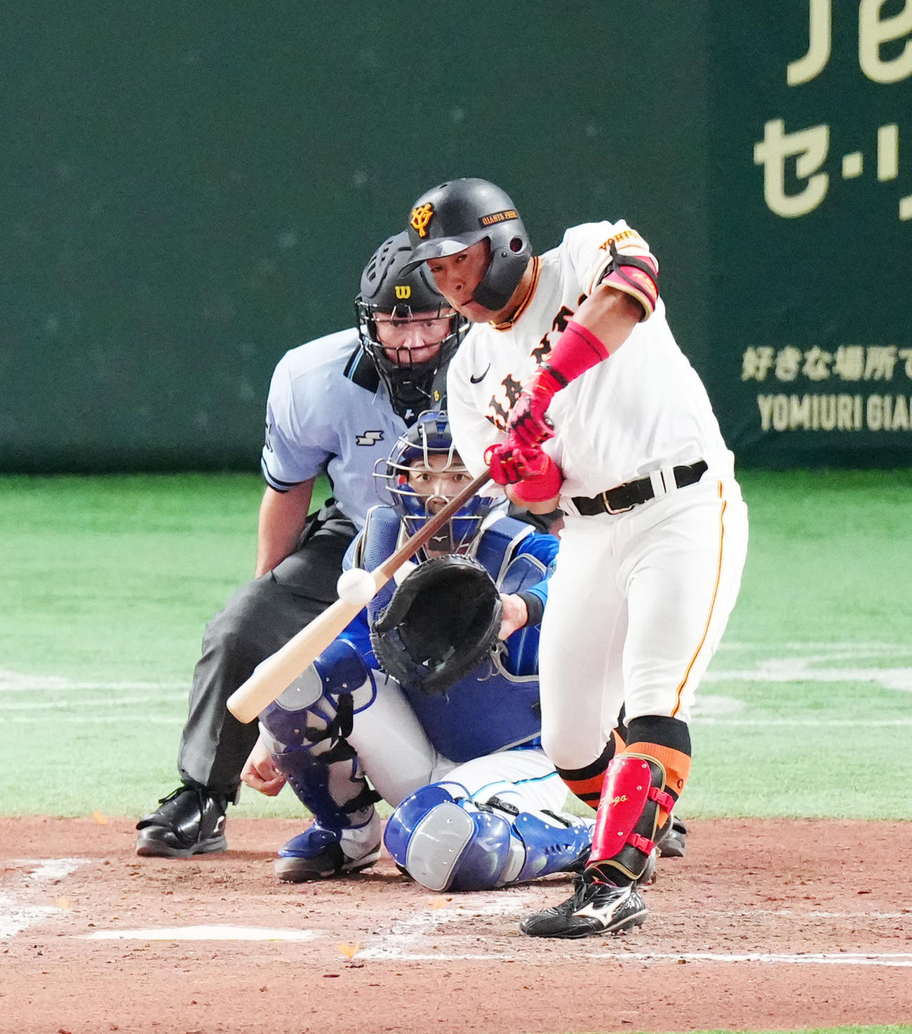 巨人対DeNA 5回裏巨人1死一塁、左前打でプロ初安打とする浅野（撮影・江口和貴）