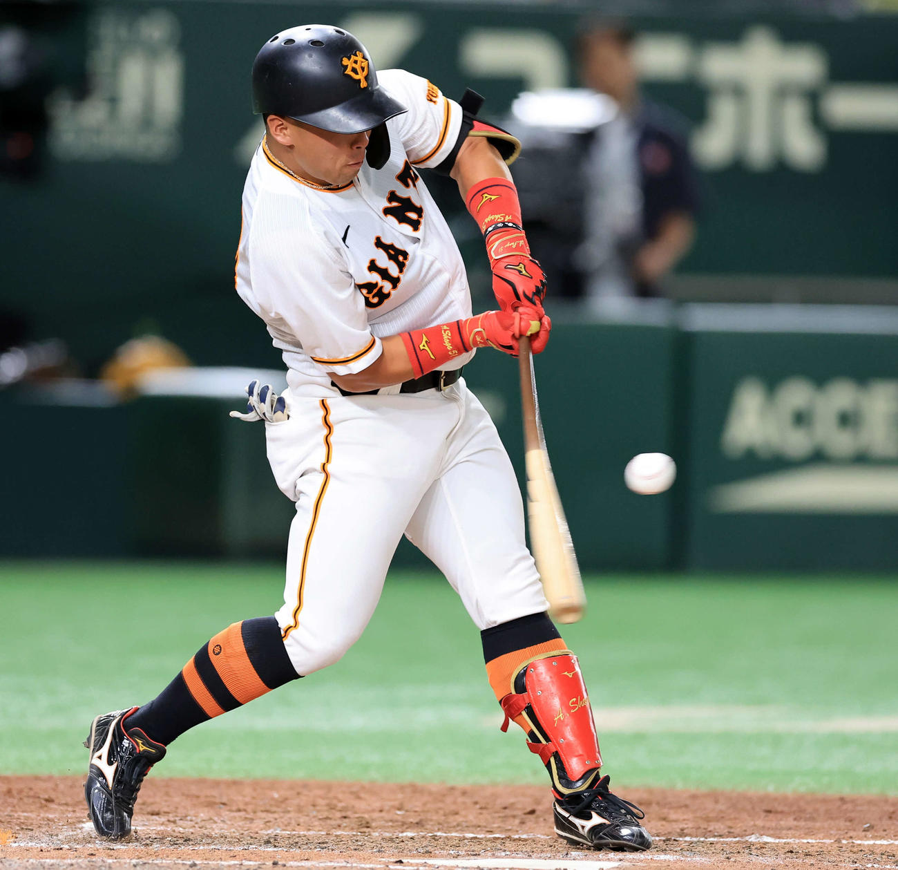 巨人対DeNA 5回裏巨人1死一塁、浅野は左安打でプロ初安打とする（撮影・浅見桂子）
