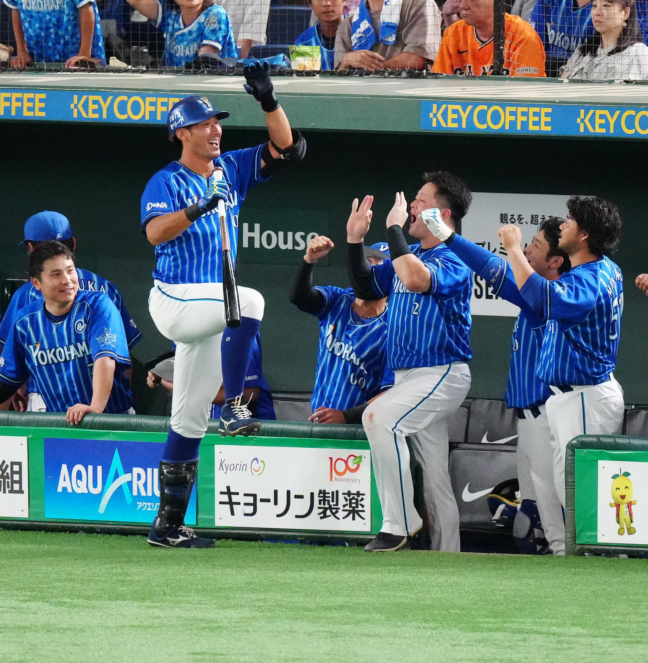 巨人対DeNA 9回表DeNA2死、ソロ本塁打を放ち、牧（中央右）とポーズを決める大田（撮影・江口和貴）