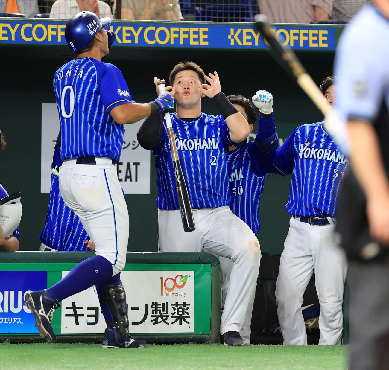 巨人対DeNA 9回表DeNA2死、大田（左）がは左越えソロ本塁打を放ち、ポーズで迎える牧（中央）（撮影・浅見桂子）
