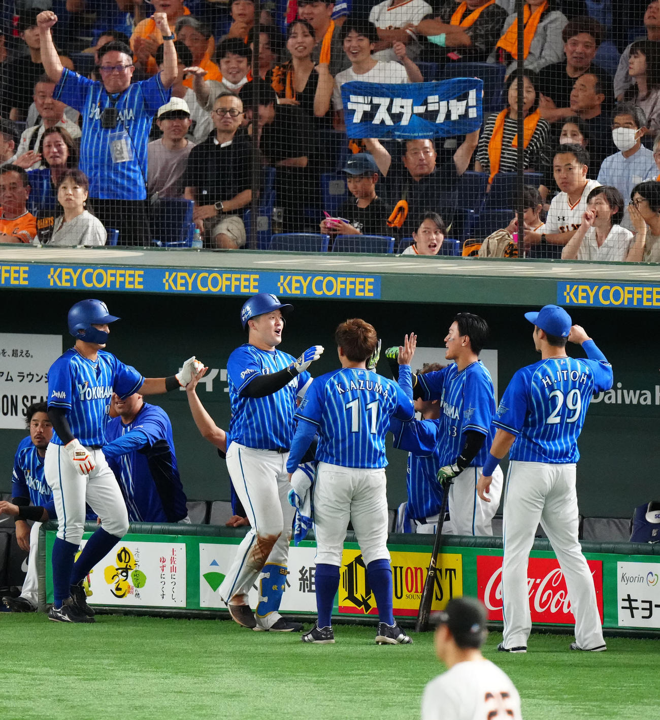巨人対DeNA 9回表DeNA1死一塁、2点本塁打を放ち、東（中央）らとタッチを交わす牧（撮影・江口和貴）