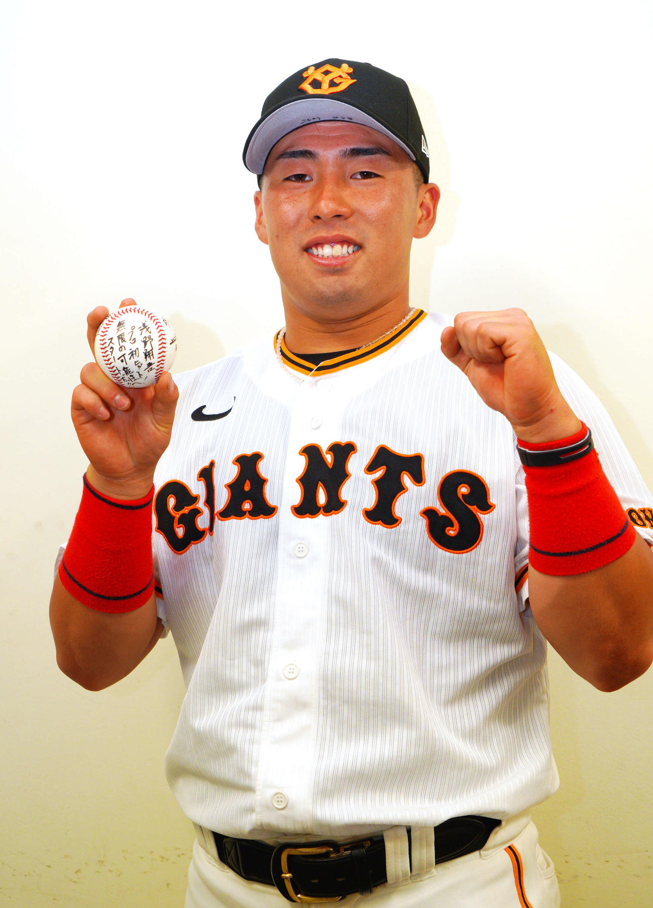 巨人対DeNA　プロ初安打の巨人浅野は、原監督直筆のサイン入りの記念球を持ち笑顔でポーズ（球団提供）