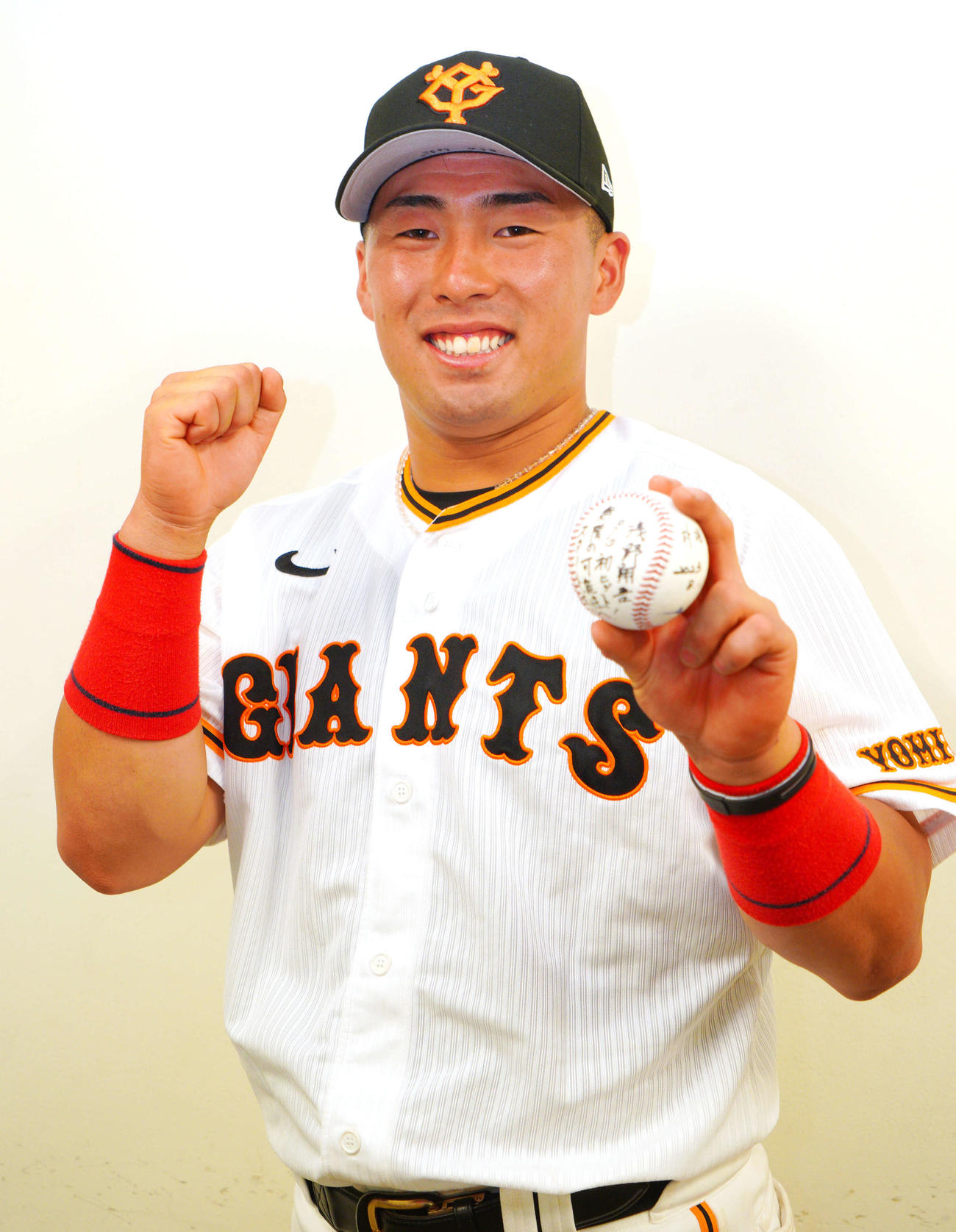 巨人対DeNA　プロ初安打の巨人浅野は、原監督直筆のサイン入りの記念球を持ち笑顔でポーズ（球団提供）