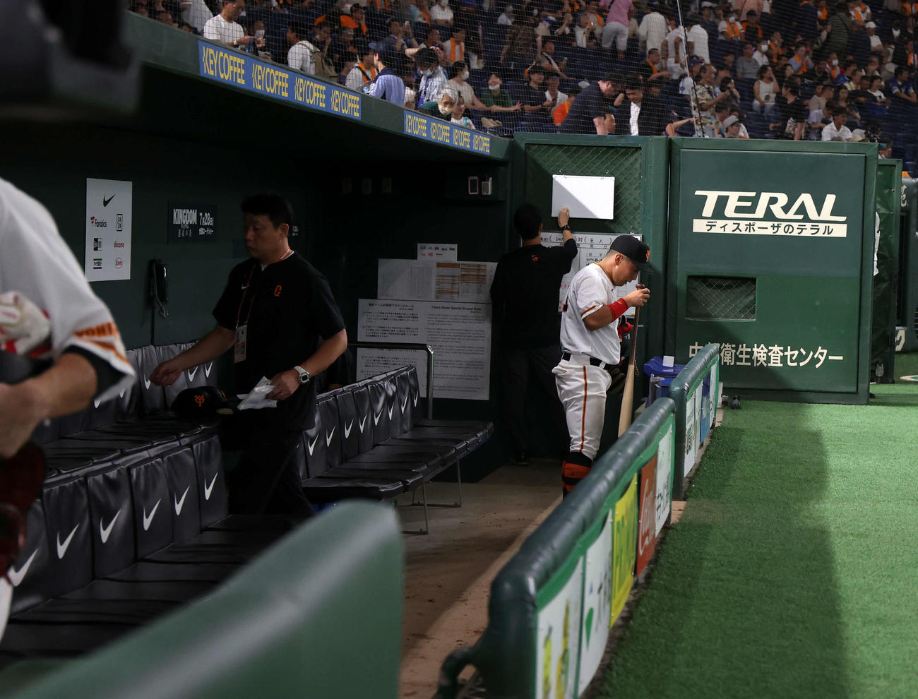 巨人対DeNA 4連敗を喫し、最後まで残り片付ける巨人浅野（撮影・浅見桂子）
