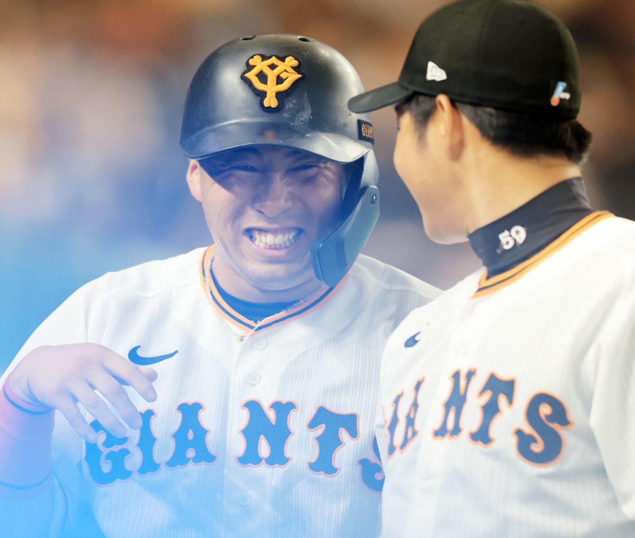 巨人対DeNA 5回裏巨人後、プロ初安打の浅野はナインに迎えられ、手をふりながら満面の笑みを浮かべる（撮影・浅見桂子）