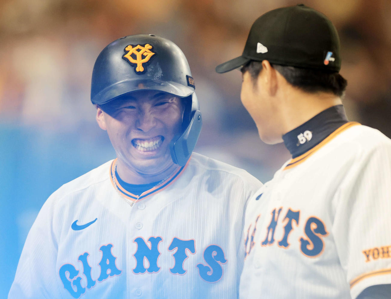 巨人対DeNA 5回裏巨人後、プロ初安打の浅野はナインに迎えられ、満面の笑みを浮かべる（撮影・浅見桂子）