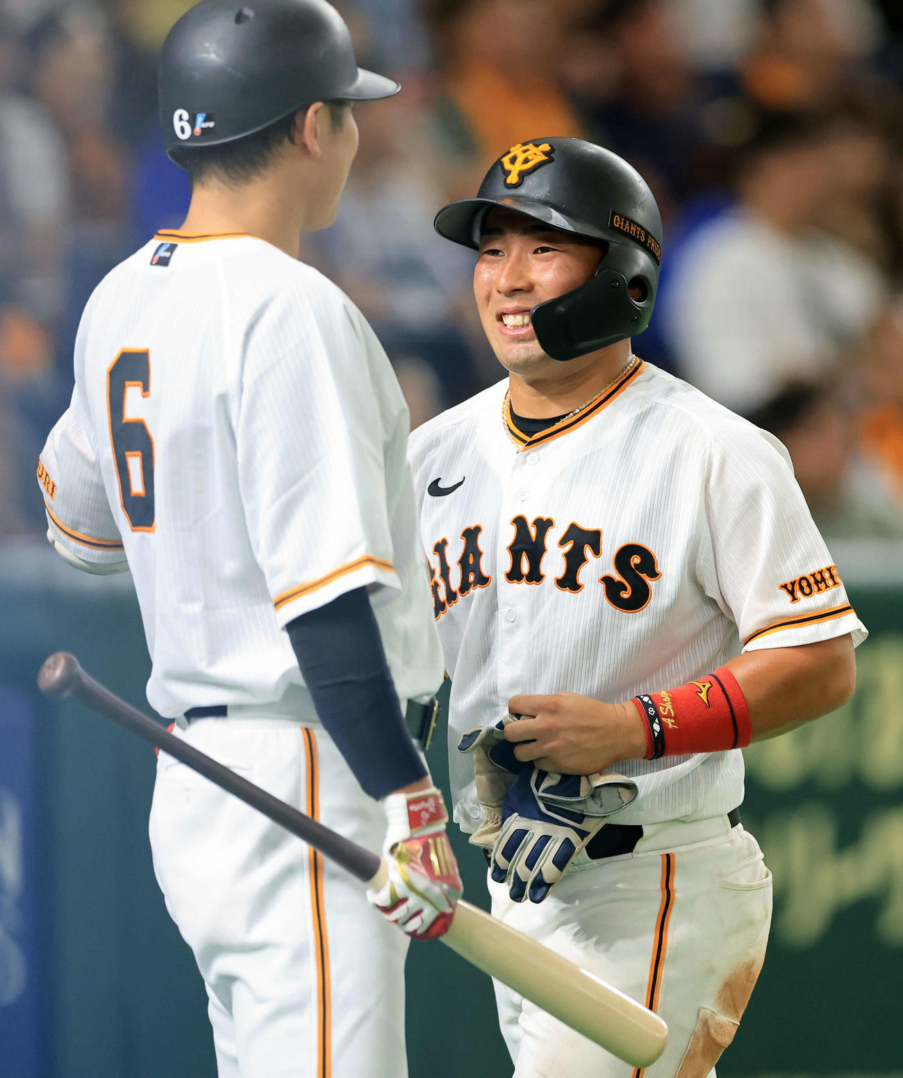 巨人対DeNA 5回裏巨人後、プロ初安打の浅野（右）は坂本に迎えられ照れたような笑顔を見せる（撮影・浅見桂子）