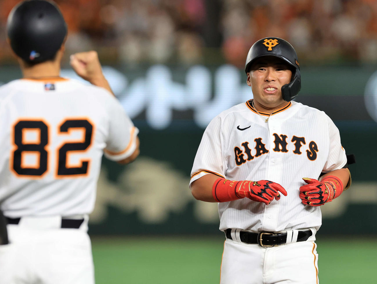 巨人対DeNA 5回裏巨人1死一塁、浅野は左安打でプロ初安打とし、ほっとした顔を見せる（撮影・浅見桂子）