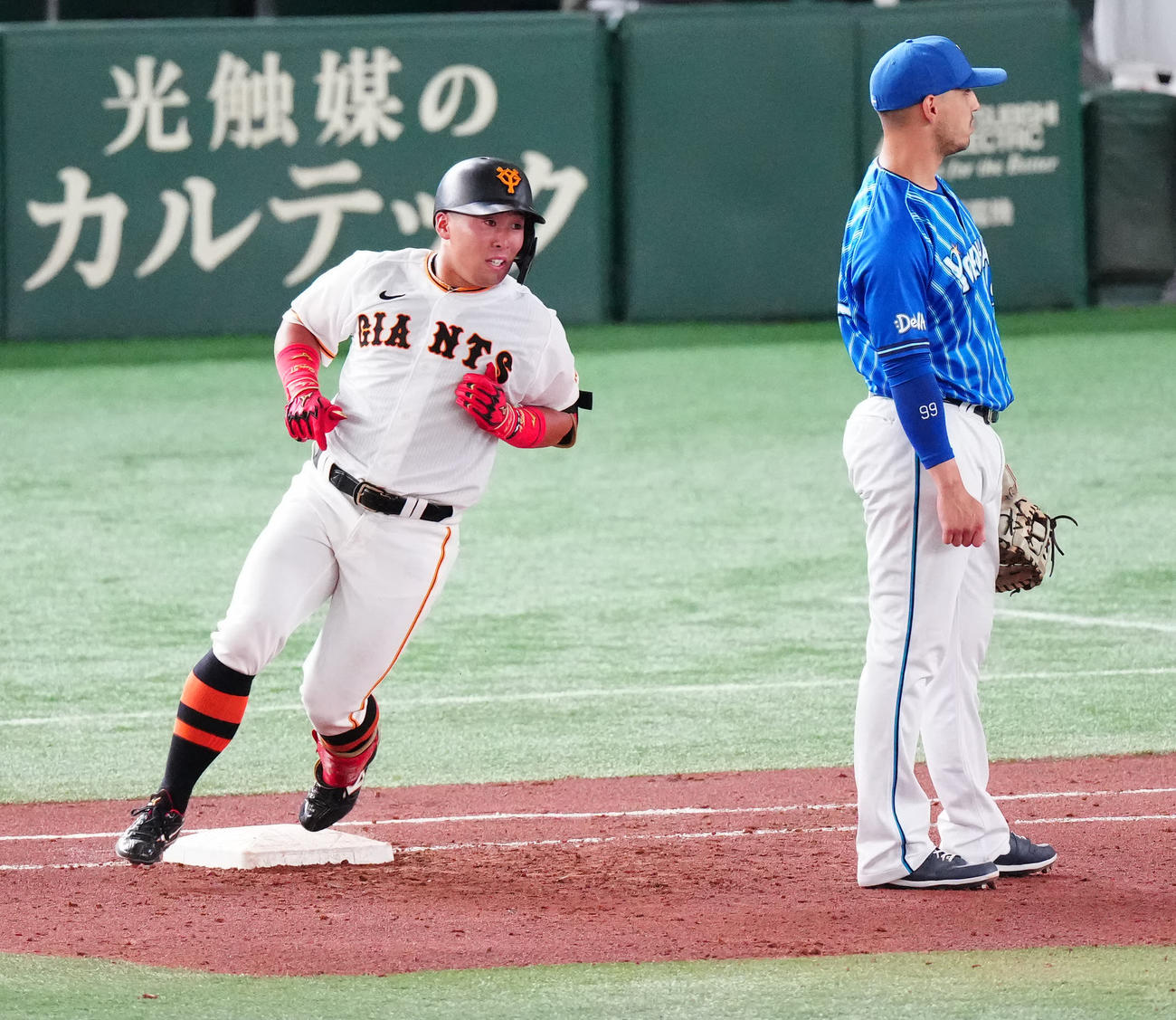 巨人対DeNA 5回裏巨人1死一塁、左前打でプロ初安打とする浅野（左）（撮影・江口和貴）
