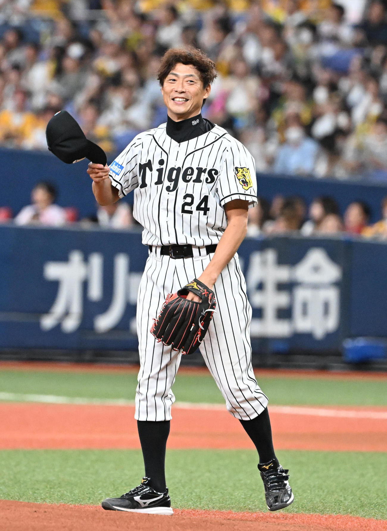 阪神対ヤクルト　始球式を務める本紙評論家・桧山氏（撮影・和賀正仁）