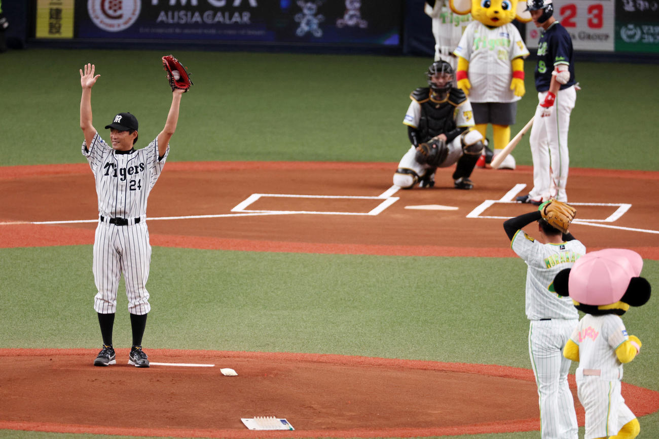 阪神対ヤクルト　始球式を行う日刊スポーツ評論家の桧山進次郎氏（撮影・加藤哉）