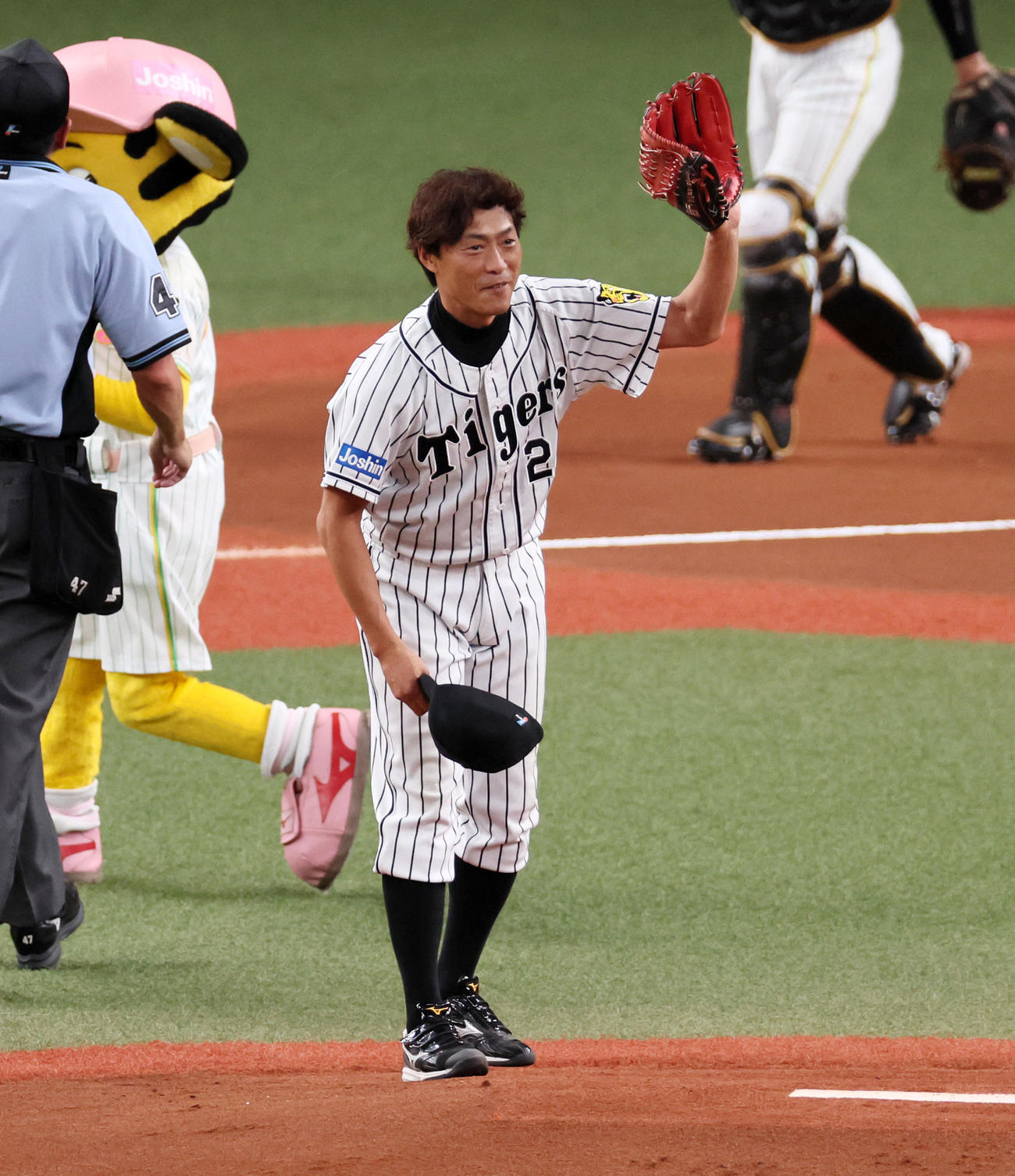 阪神対ヤクルト　始球式を行った日刊スポーツ評論家の桧山進次郎氏（撮影・加藤哉）