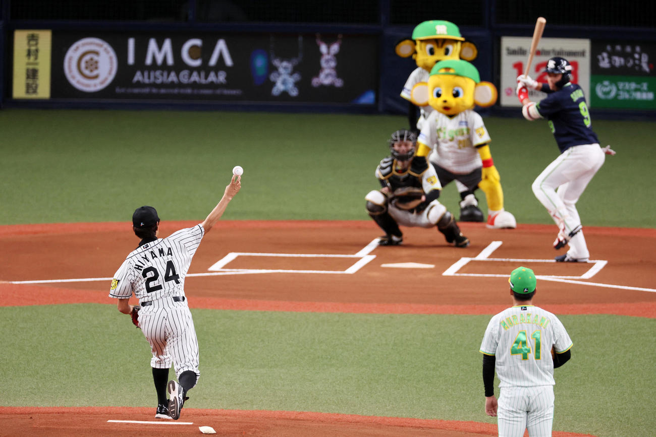 阪神対ヤクルト　始球式を行った日刊スポーツ評論家の桧山進次郎氏（撮影・加藤哉）