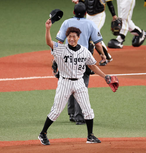 桧山進次郎 阪神】桧山進次郎氏が始球式、内角高めに浮き苦笑い「抜けた