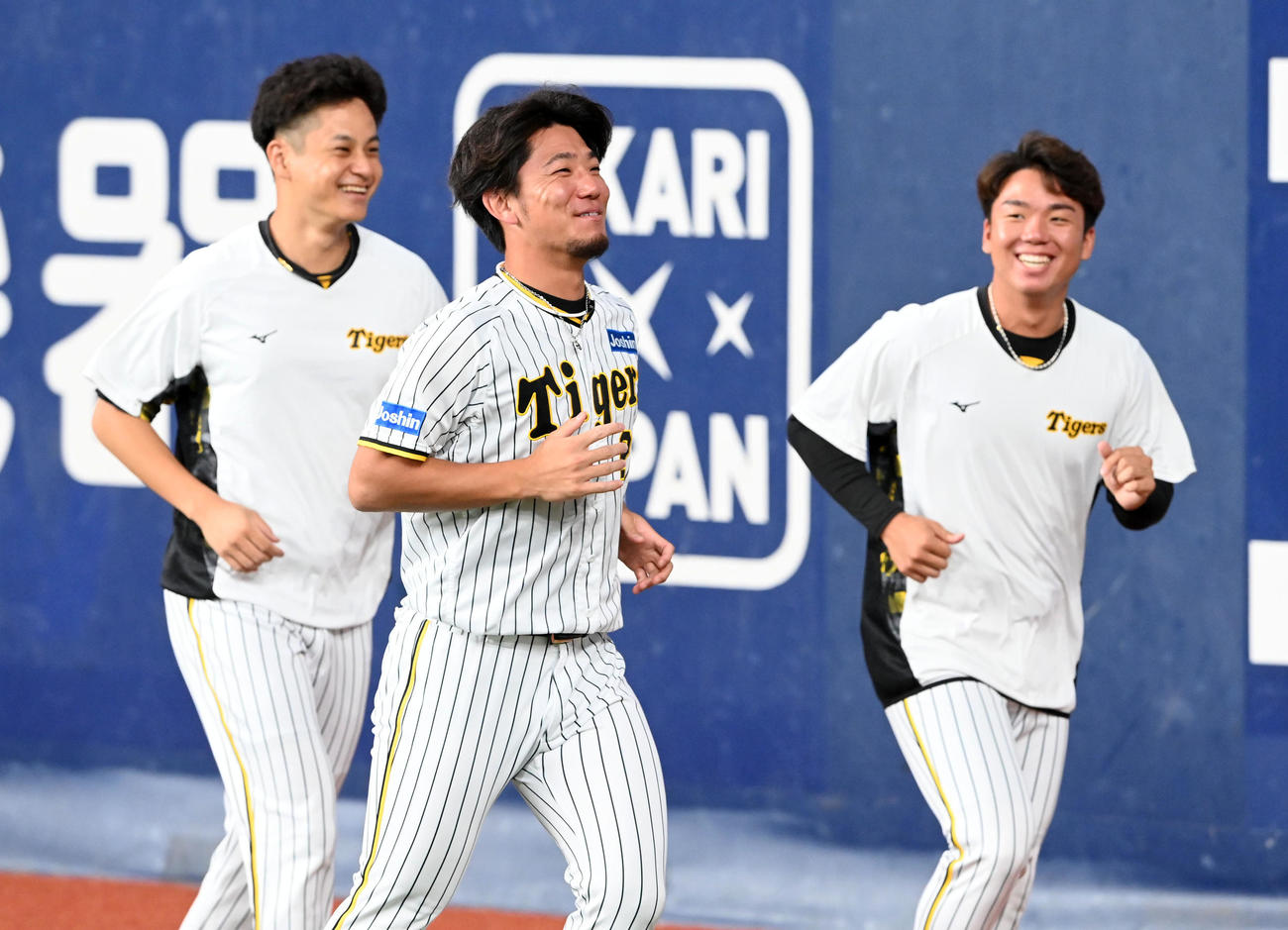 阪神対ヤクルト　笑顔で外野を走る、左から大竹、伊藤将、村上（撮影・前岡正明）