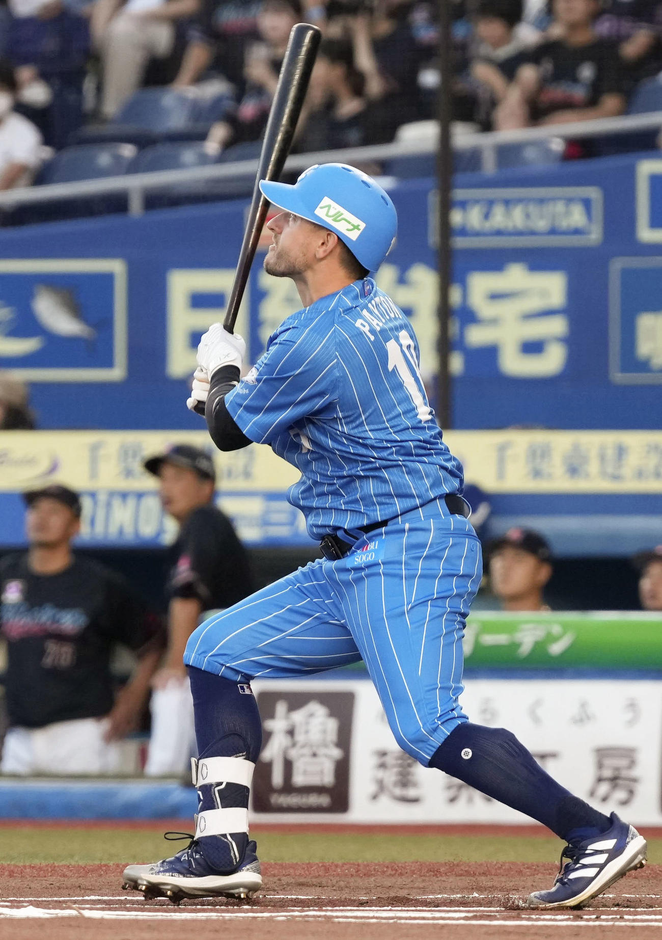1回西武2死、ペイトンが右越えに先制ソロを放つ（共同）