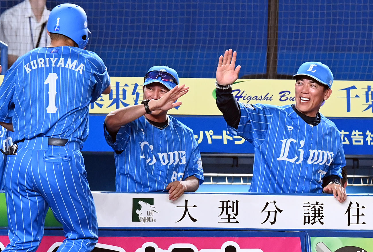 ロッテ対西武　3回表西武2死二塁、佐藤龍の適時打で生還した栗山を迎える松井監督（撮影・たえ見朱実）