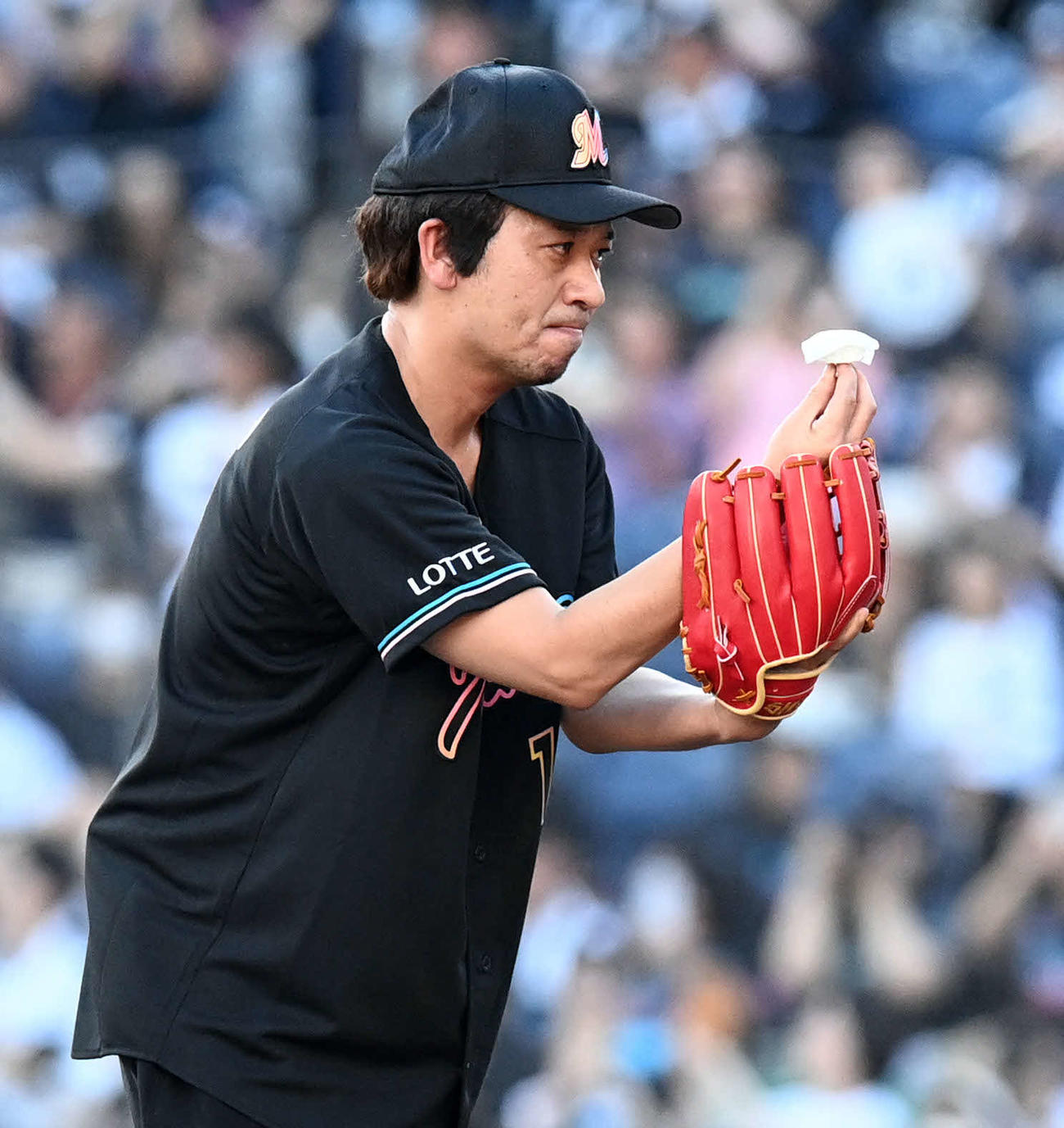 ロッテ対西武漫才の鉄板ネタ「イカ2貫」で会場を依沸かせた千鳥の大悟（撮影・たえ見朱実）