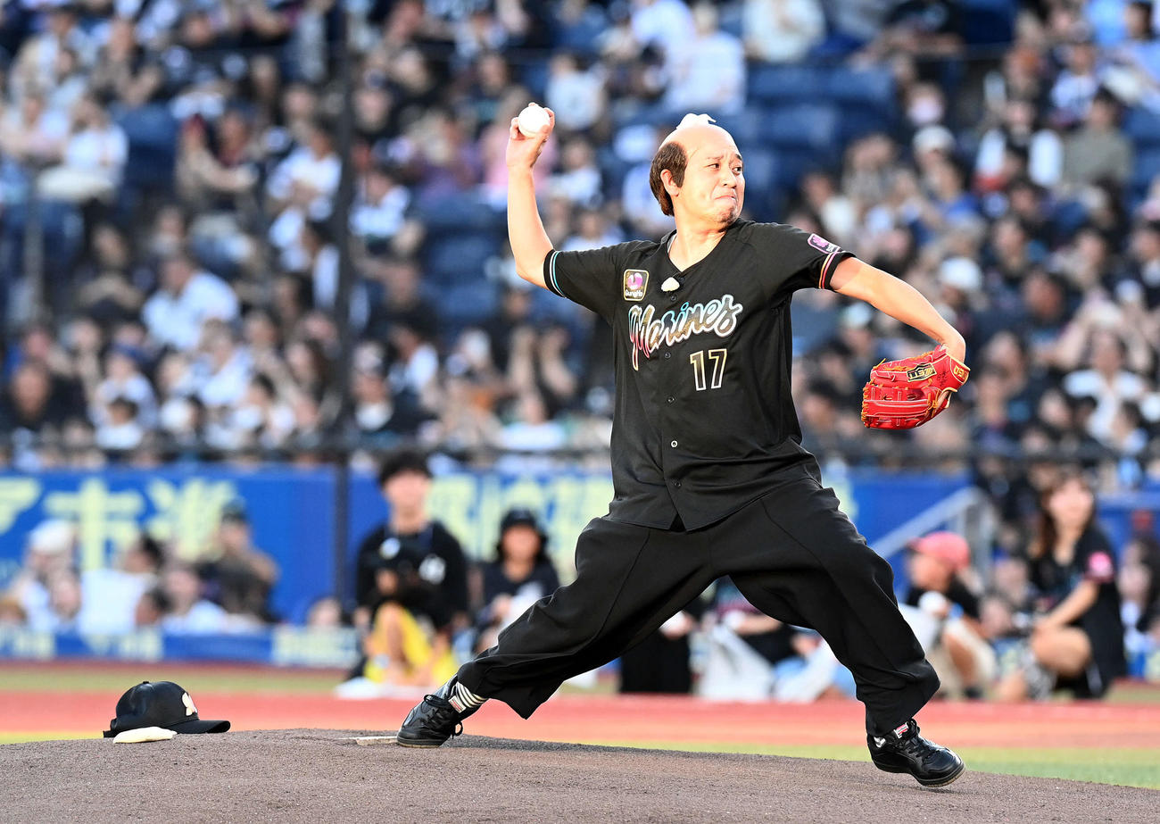 ロッテ対西武　始球式を務めた千鳥の大悟（撮影・たえ見朱実）