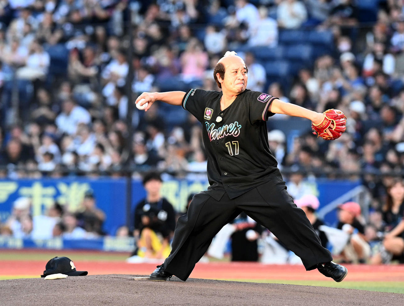 ロッテ対西武　始球式を務めた千鳥の大悟（撮影・たえ見朱実）