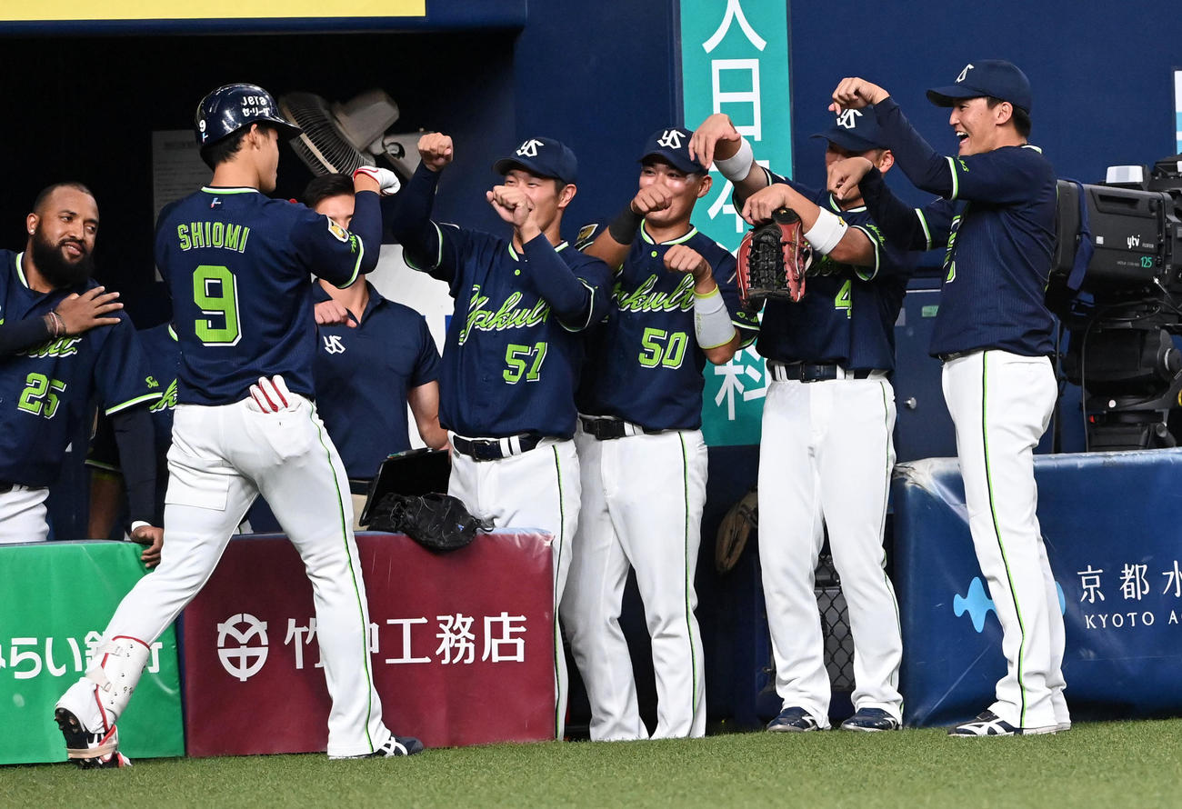 阪神対ヤクルト　4回表ヤクルト無死、左中間へ本塁打を放った塩見（左）を迎えるヤクルトナイン（撮影・前岡正明）