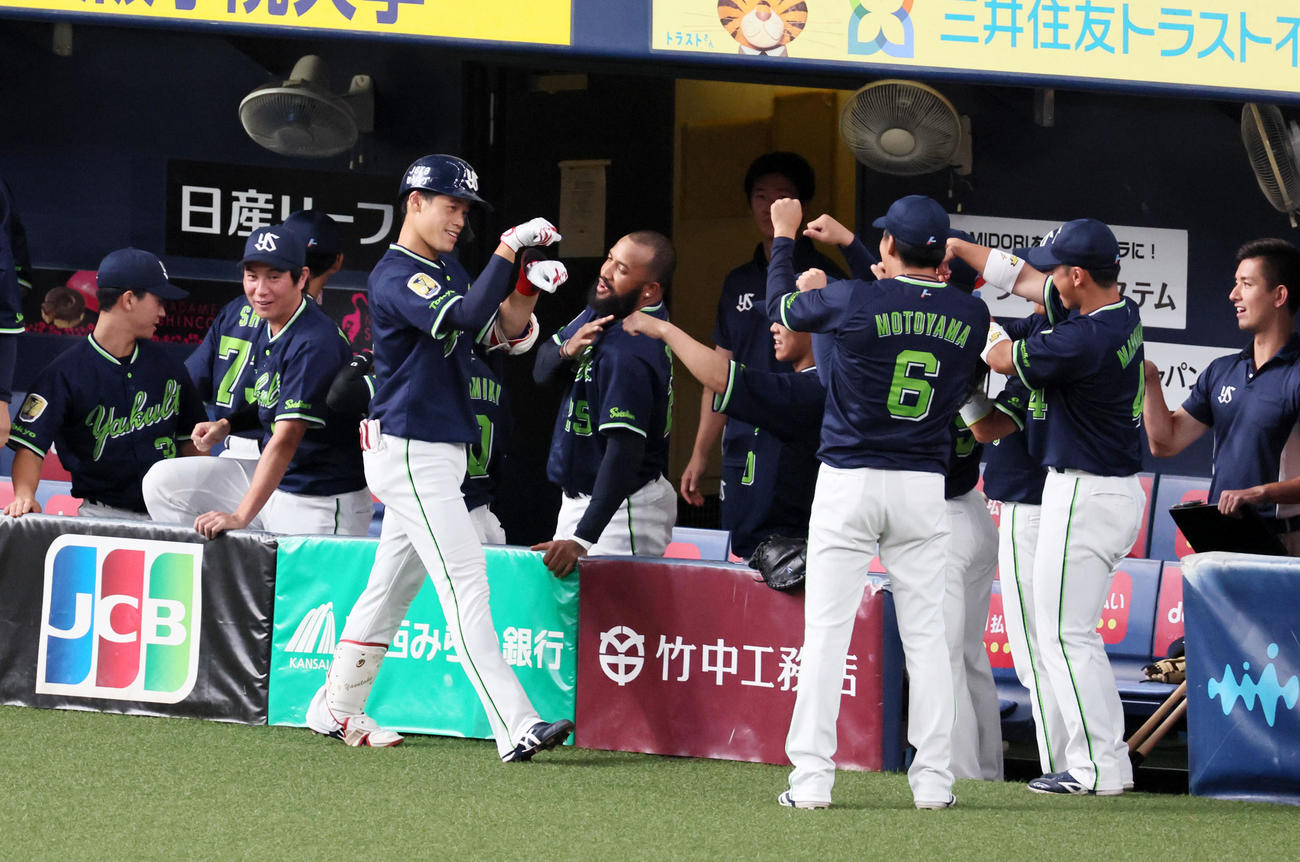 阪神対ヤクルト　4回表ヤクルト無死、左越えソロ本塁打を放った塩見泰隆（左）はベンチでタッチするナイン（撮影・加藤哉）